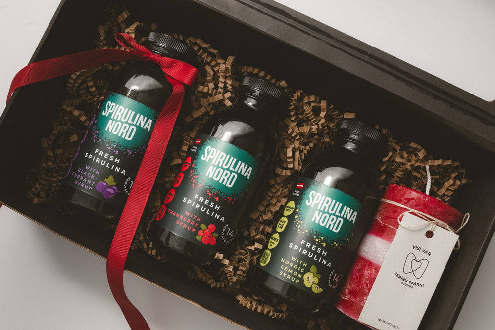 Svinam kopā 3 spirulīnas sīrupi un svece Latvijas karoga krāsās