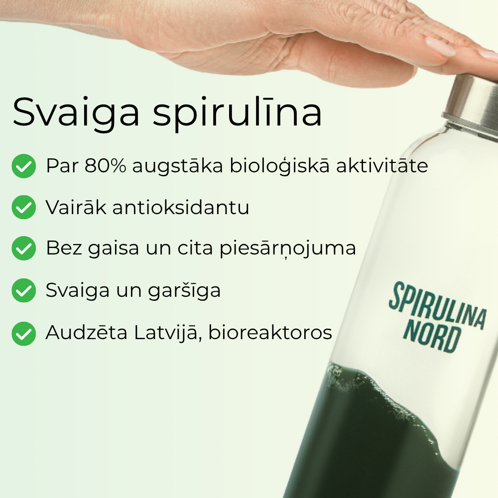 Svaigas spirulīnas priekšrocības. Stikla pudele ar šķidru, svaigu spirulīnu